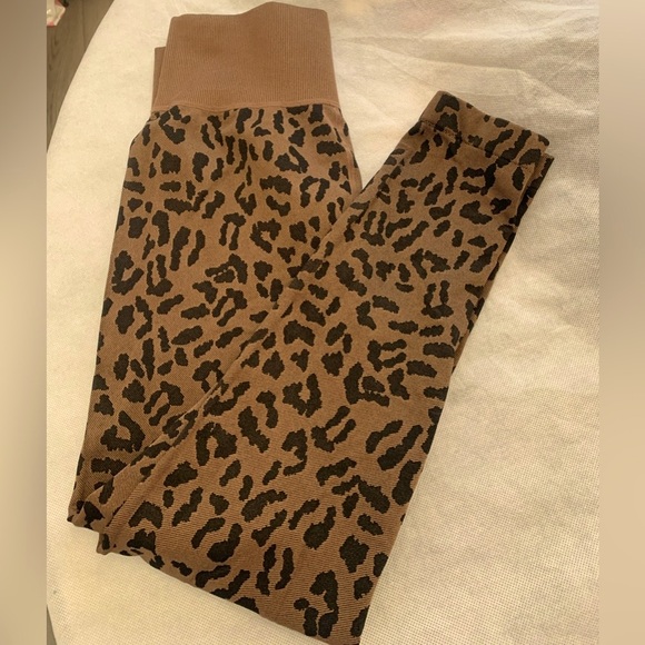 Betsy Johnson Performance Multi Leopard Print Leggings - Picture 5 of 8